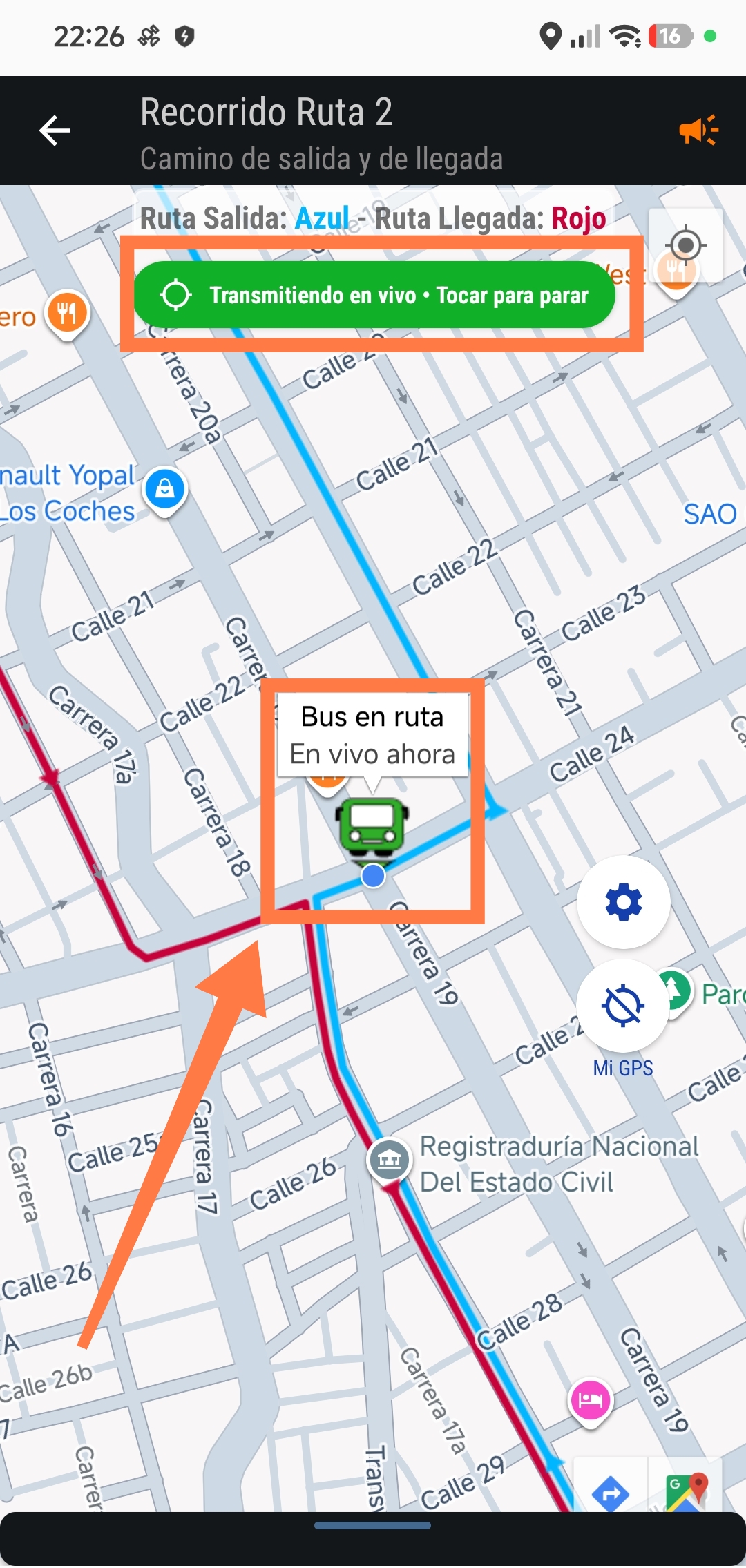 Pantalla con botón verde Transmitiendo en vivo y marcador verde con icono de bus sobre la ruta